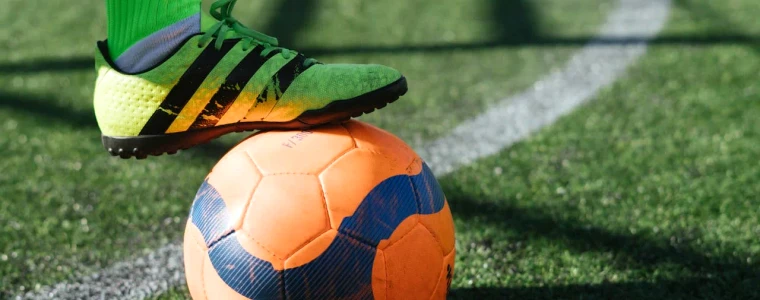 Đồ họa mô phỏng bảng xếp hạng chung 36 đội cùng sơ đồ nhánh play-off và vòng 1/8 của Champions League theo thể thức League Phase.